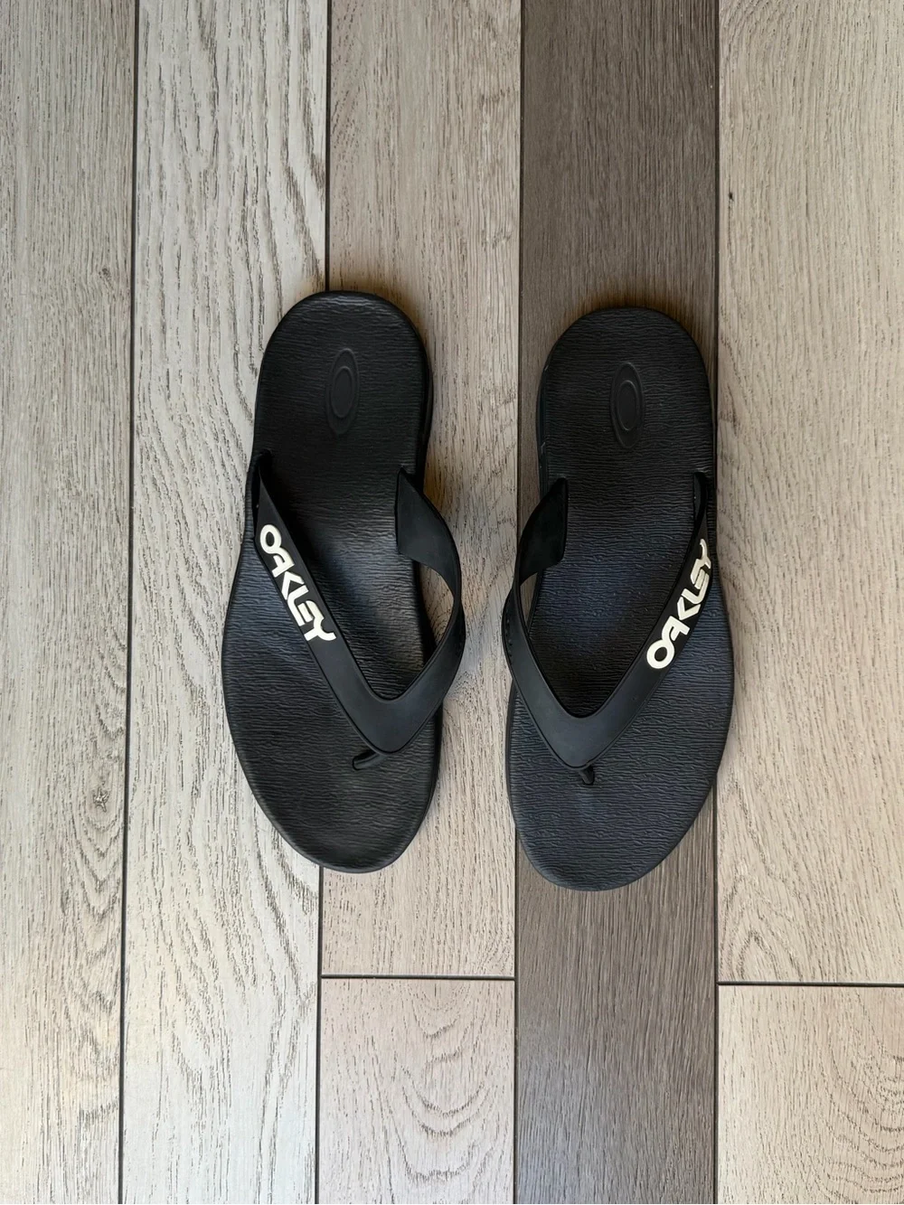 Oakley Men’s Black Flip Flop Sandals with White Logo size 10